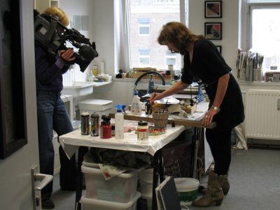 WDR-dreht-Film-ueber-die-Kuenstler-im-Atelierhaus Bild von den Filmaufnahmen bei Renate Linnemeier vom WDR über die Künstler im Atelierhaus.