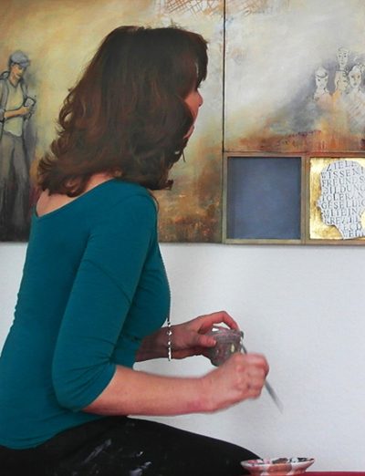 im-atelier Bild von Renate Linnemeier vor einem ihrer Werke in ihrem Atelier.